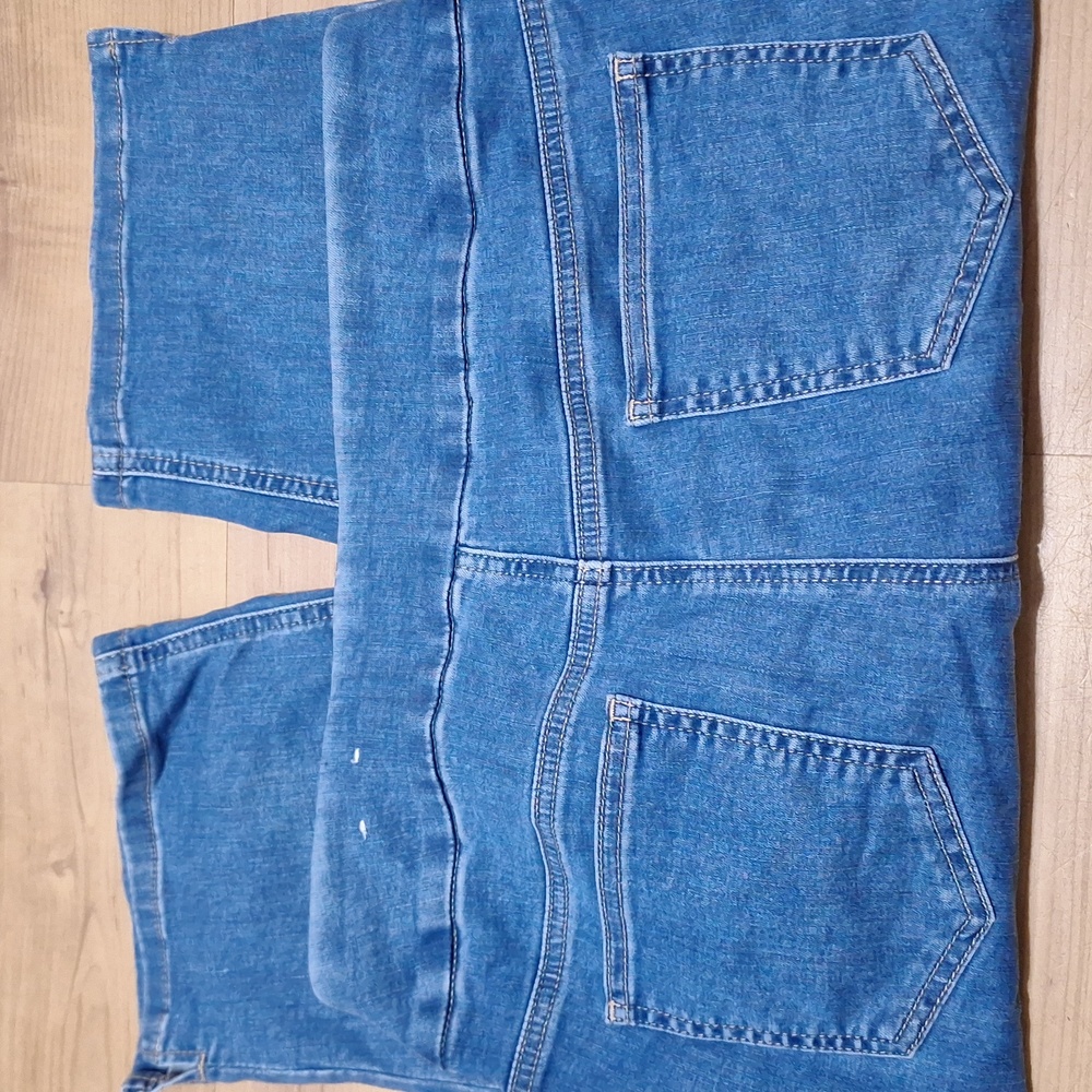 Chico's Perfect Syretch Soft Jegging Pedal Pushers 2.5 12 Medium Wash - Picture 3 of 4